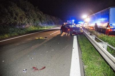 Remshalden: Fahrzeugfuehrerin kracht auf B29 in Leitplanke, steigt aus und wird von Elektrofahrzeug erfasst